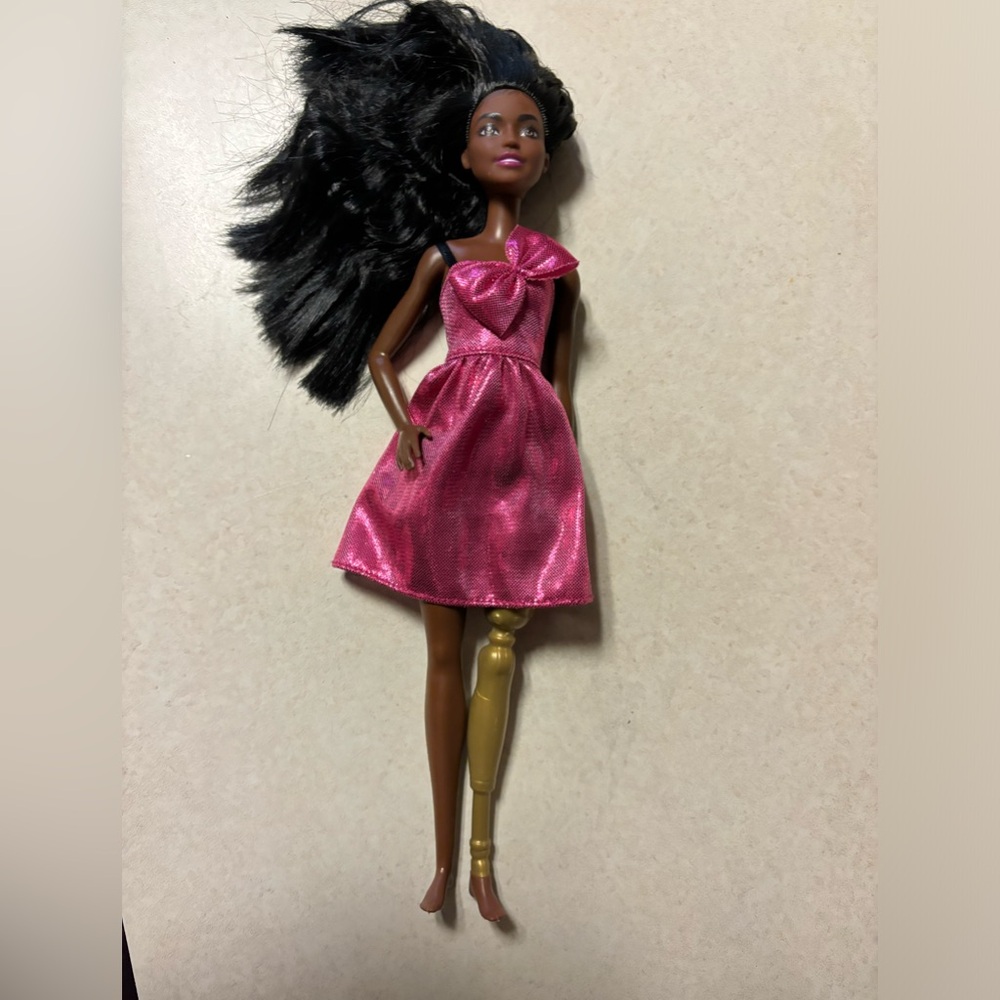 ⬇️Beautiful Barbie with prosthetic leg, like new condition